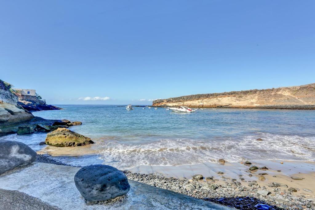 La Casa del Capitán - rocky-beach-cove-boats